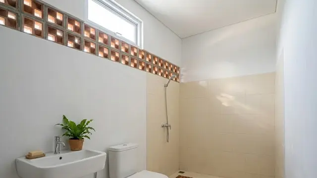 desain kamar mandi kecil yang praktis dibersihkan setiap hari