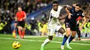 Penyerang Real Madrid, Vinicius Junior berebut bola dengan pemain Sevilla Jesus Navas selama pertandingan sepak bola Liga Spanyol di stadion Santiago Bernabeu, Madrid pada 25 Februari 2024. (JAVIER SORIANO/AFP)