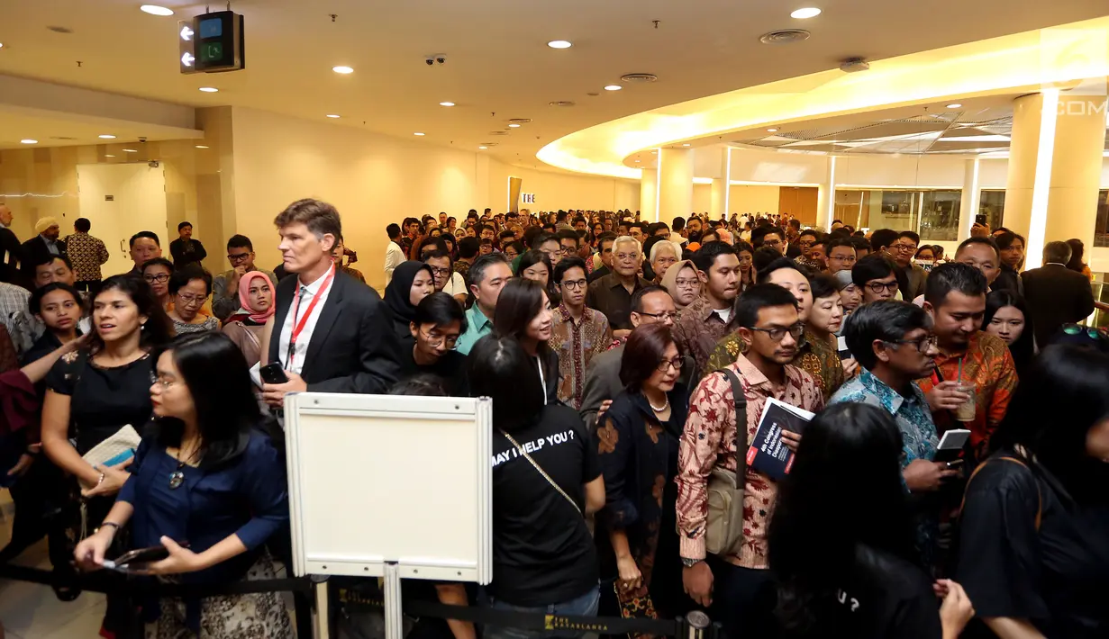 Antrean panjang para peserta yang ingin mengikuti acara 4th Congress of Indonesian Diaspora di Kota Kasablanka, Jakarta, Sabtu (1/7). Acara kongres tersebut juga dihadiri oleh Presiden Amerika ke 44 Barack Obama. (Liputan6.com/Johan Tallo)