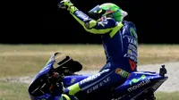 Kebahagiaan pembalap Movistar Yamaha, usai memastikan start dari posisi kedua pada MotoGP Italia 2017 di Sirkuit Mugello. (TIZIANA FABI / AFP)