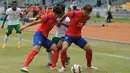Dua pemain timnas Korea Selatan U-23 menghalangi pergerakan Ilham Udin Armaiyn (kedua kanan) di kualifikasi grup H Piala Asia 2016 di Stadion GBK Jakarta, Selasa (31/3/2015). Indonesia U-23 kalah 0-4 dari Korea Selatan. (Liputan6.com/Helmi Fithriansyah)