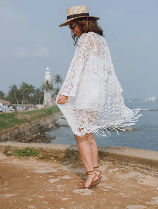 Outer. Outer polos atau bermotif akan membuat tampilan kamu lebih stylish. Kulit kamu juga akan terlindungi dari sinar matahari. Pilihlah outer dengan bahan tipis agar kamu tidak merasa gerah. / copyright shutterstock