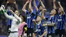 Pemain Inter Milan merayakan kemenangan setelah bertanding melawan Borrusia Dortmund pada pertandingan lanjutan Grup F Liga Champions di stadion San Siro, Italia (23/10/2019). Inter Milan menang 2-0 atas Dortmund. (AP Photo/Luca Bruno)