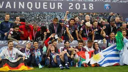 Pemain Paris Saint-Germain merayakan kemenangan atas Les Herbiers pada final Piala Prancis (Coupe de France) di Stade de France, Rabu (9/5). Untuk keempat kalinya secara beruntun sejak 2015, PSG berhasil menjadi juara Piala Perancis. (AP/Francois Mori)