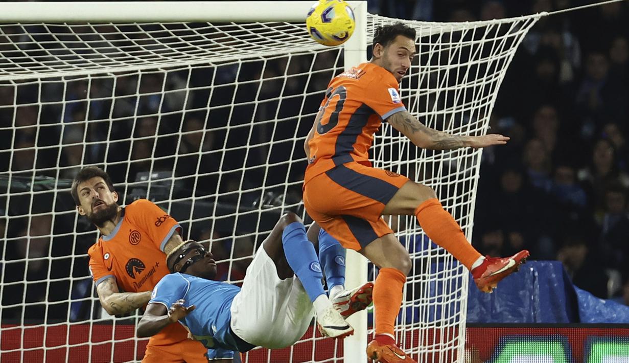 Dua gol pertama Inter Milan dicetak oleh Hakan Calhanoglu dan Nicolo Barella. Gol ketiga dihasilkan Marcus Thuram. (Alessandro Garofalo/LaPresse via AP)