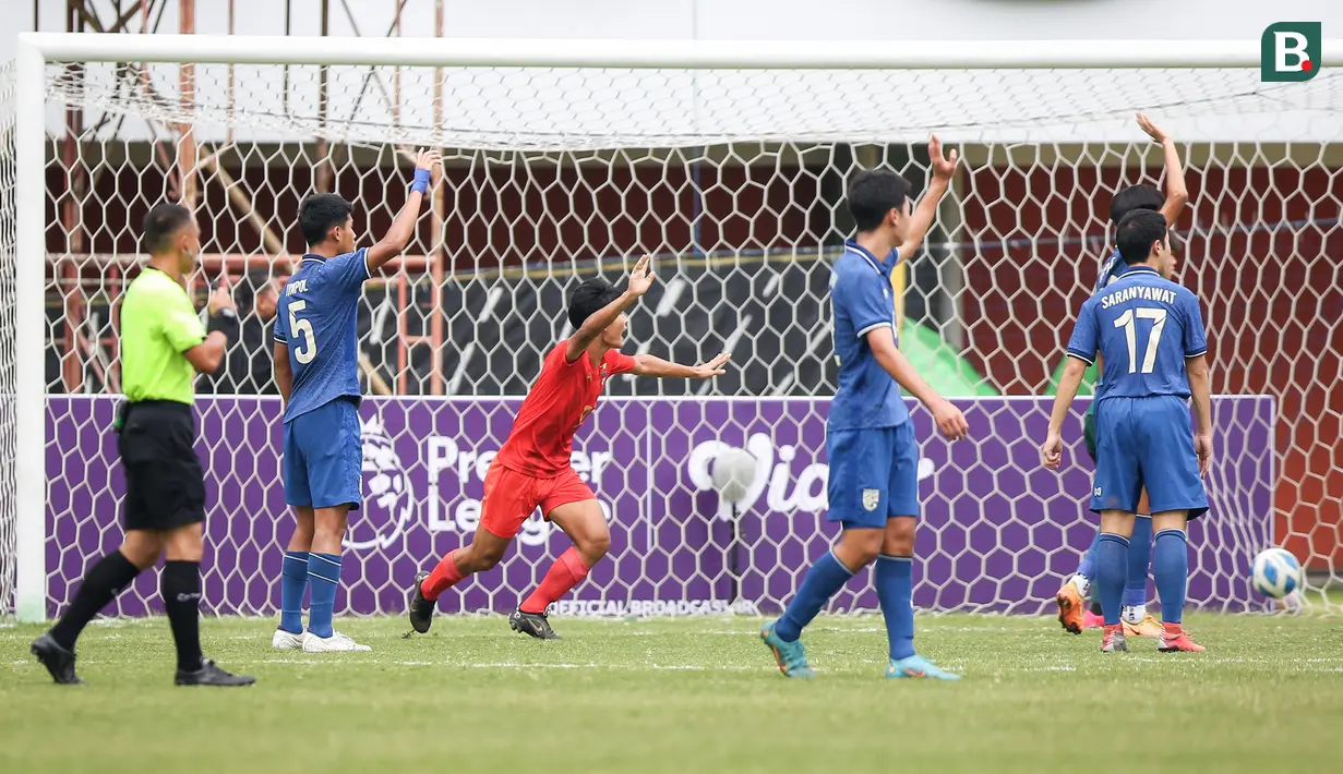 Sepanjang babak pertama laga berjalan alot. Myanmar sempat membuat gol di pertengahan babak pertama melalui Shine Wanna Aung namun akhirnya dianulir wasit akibat sang pemain telah terperangkap offside terlebih dahulu sebelum mencetak gol. (Bola.com/Bagaskara Lazuardi)