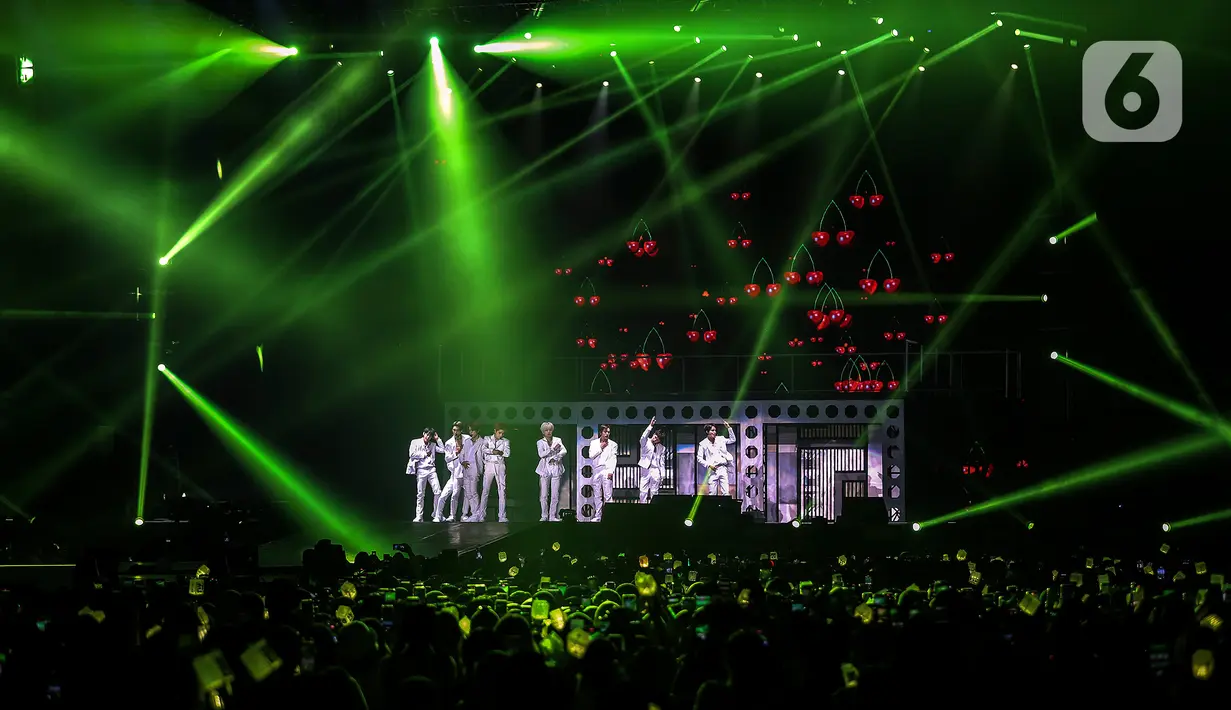 Grup idola K-Pop NCT 127 tampil dalam tur konser dunia kedua bertajuk "NEO City: Jakarta - THE LINK" di ICE BSD City, Tangerang, Banten, Jumat (4/11/2022). Tampil dalam balutan busana serba putih, NCT 127 membawakan sejumlah lagu di antaranya 'Kick It' dan 'Lemonade'. (Liputan6.com/Johan Tallo)