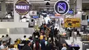 Pelanggan menelusuri kios makanan di dalam Grand Central Market di pusat kota Los Angeles, California, Jumat (11/3/2022). Laju inflasi Amerika Serikat (AS) pada Februari 2022 melonjak ke level tertinggi dalam 40 tahun. Ini didorong naiknya harga bensin, makanan dan perumahan. (Patrick T. FALLON/AFP)