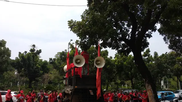 Demo buruh terkait UMP di depan Balai Kota