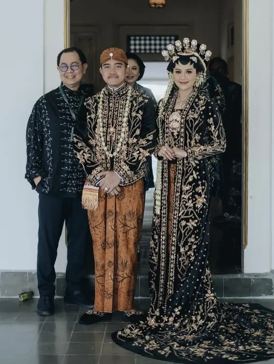 Kaesang dan Erina Gudono juga menggelar ngundang mantu. Keduanya tampil dengan konsep adat Jawa terlihat dari pakaian yang dikenakan. [@kaesangp]