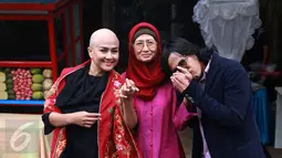 Artis senior Ria Irawan foto bersama dengan ibundanya, Ade Irawan dan suami, Mayky Wongkar merayakan pernikahannya di kediamannya di Lebak Bulus, Jakarta, Jumat (23/12). (Liputan6.com/Herman Zakharia)