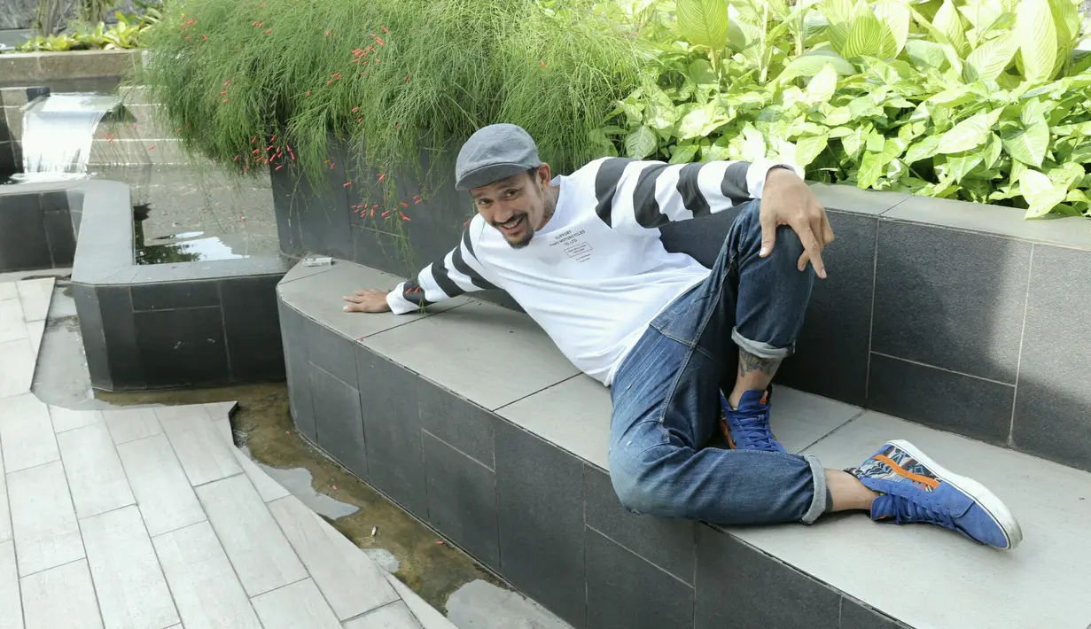 Tidak hanya Tora Sudiro, film Reuni Z yang akan dirilis tahun 2018 itu juga diramaikan oleh Soleh Solihun, Fanny Fabrina, Dinda Kanya Dewi, Ayu Shita, Surya Saputra, Cassandra Lee, dan Kenny Auztin. (Galih W Satria/ dok. Bintang.com)