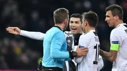 Pemain Juventus melakukan protes kepada wasit  pada laga lanjutan Liga Champions yang berlangsung di stadion Stade de Suisse, Swiss, Kamis (13/12). Juventus kalah 1-2 atas Young Boys. (AFP/Fabrice Coffrini)
