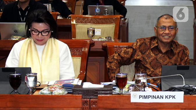 Ketua KPK Agus Rahardjo didampingi Wakil Ketua KPK Basaria Pandjaitan saat akan mengikuti rapat dengan Komisi III DPR RI di kompleks Parlemen, Jakarta, Rabu (27/11/2019). Rapat membahas evaluasi kinerja KPK masa kerja 2015-2019. (Liputan6.com/Johan Tallo)