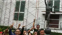 Agus Yudhoyono dan Anissa Pohan di depan Patung Dewa Hermes