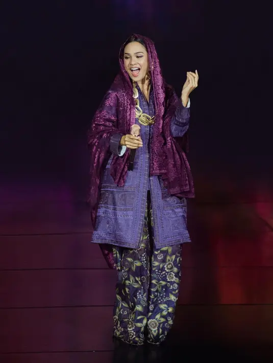 Inspirasi baju Lebaran lainnya dari Andien. Outfit manggung Andien yang satu ini pun menarik untuk ditiru, kebaya encim bernuansa ungu, dipadu dengan kain batik bermotif floral sebagai bawahan, ditambah selendang brokat yang sangat cantik sebagai kerudung penutup kepala. Foto: Instagram.