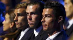 Cristiano Ronaldo, Gareth Bale dan Antoine Griezmann saat menghadiri pemilihan Pemain Terbaik Eropa musim 2015-2016 di Monako, (25/8). Ronaldo menang mutlak dengan raihan 40 suara dari 55 total suara. (REUTERS/Eric Gaillard)