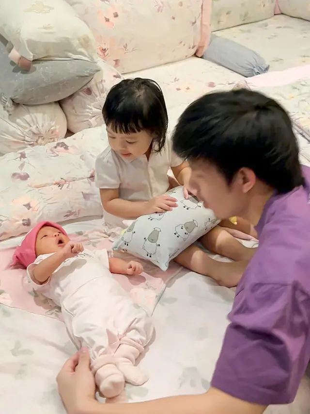 Atta Halilintar dan kedua anaknya (Instagram/attahalilintar)