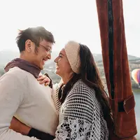 Dimas Anggara dan Nadine Chandrawinata