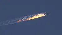 Terlihat gambar sebuah pesawat terbakar pada selasa pagi waktu setempat di wilayah Perbatasan Turki dan Suriah. Militer Turki menembak jatuh pesawat jet Rusia Sukhoi Su - 24 setelah dianggapa melanggar wilayah udara. (Dailiymail)