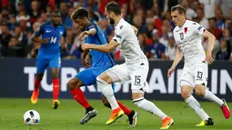 Gelandang Prancis, Kingsley Coman berusaha membawa bola dari kejaran dua pemain Albania pada pertandingan Grup A Piala Eropa 2016 Stade Velodrome, Marseille, Prancis, Kamis (16/6). Prancis menang atas Albania dengan skor 2-0. (REUTERS/Yves Herman)