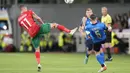 Pemain Italia Alessandro Florenzi (kanan) berebut bola dengan pemain Bulgaria Kiril Despodov pada pertandingan sepak bola Grup C kualifikasi Piala Dunia 2022 di Stadion Artemio Franchi, Florence, Italia, Kamis (2/9/2021). Pertandingan berakhir dengan skor 1-1. (AP Photo/Luca Bruno)