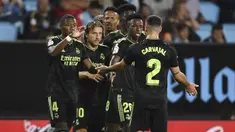 Meski baru saja ditinggal gelandang andalannya Casemiro yang hijrah ke Manchester United, Real Madrid masih tampil perkasa dalam lanjutan pekan kedua Liga Spanyol 2022/2023. Bertandang ke markas Celta Vigo, Luka Modric dan kawan-kawan mampu menang telak 4-1 dan sementara memimpin di puncak klasemen dengan poin 6 dari sapu bersiih dua kemenangan. (AFP/Miguel Riopa)