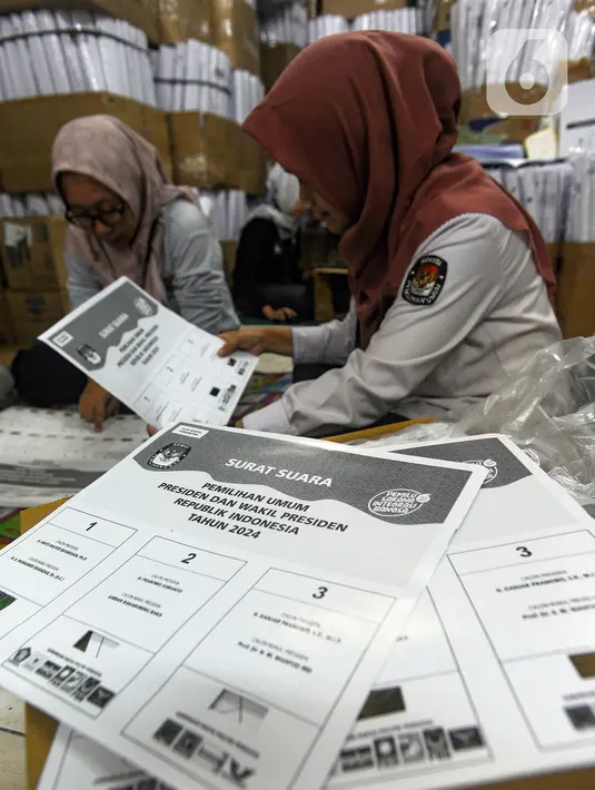 <p>Alat bantu itu berbentuk seperti map dengan huruf braille dan lubang-lubang yang akan memudahkan pemilih tunanetra dalam mencoblos. (merdeka.com/Arie Basuki)</p>