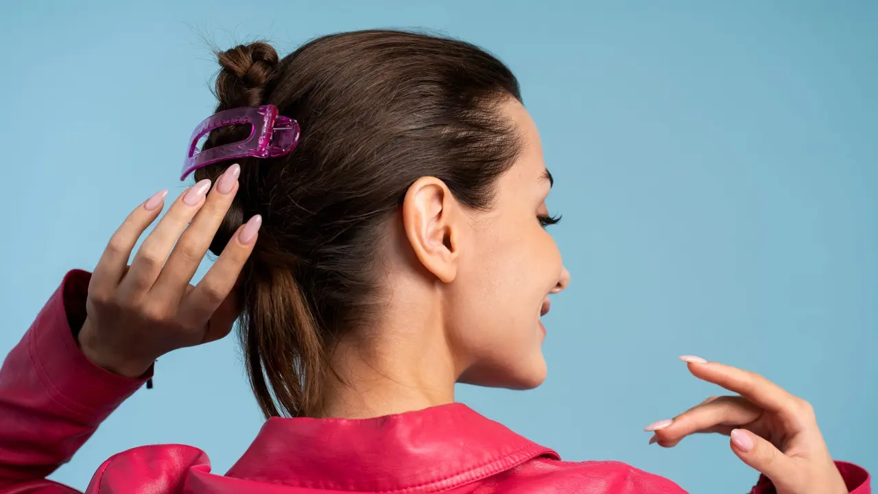 6 Tips Aplikasi Gaya Rambut Half-Up Knot dengan Loose Curls, Simpel tapi Tetap Chic Seharian