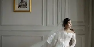 Valencia Tanoe resmi menikah dengan Kevin Sanjaya pada bulan Maret lalu di Paris. Ia pun tampil elegan dengan gaun putih lace dan veilnya. @valenciatanoe