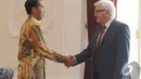 Menteri Luar Negeri Jerman Frank Walter Steinmeier berjabat tangan dengan Presiden Jokowi di Istana Merdeka, Jakarta, Senin (3/11/2014). (Liputan6.com/Herman Zakharia)