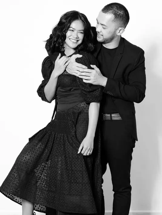 Pasangan ini pun selalu terlihat kompak dalam berbagai kesempatan. Begini momen keduanya saat menjalani pemotretan dengan nuansa hitam putih. Tampil serasi dengan busana elegan.(Liputan6.com/IG/@indahindriana)