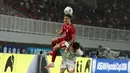 Pemain Timnas Indonesia, Eliano Reijnders (atas), berduel dengan pemain Vietnam, Pham Xuan Manh, pada laga ketiga Grup A Piala AFF 2026 di Stadion Pakansari, Bogor, Senin (3/8/2026) malam WIB. Eliano berupaya memenangkan perebutan bola untuk membuka peluang serangan, namun Timnas Indonesia harus mengakui keunggulan Vietnam dengan skor 0-3. Meski kalah, skuad Garuda masih menjaga asa lolos ke semifinal dengan syarat wajib mengalahkan Singapura pada laga terakhir Grup A. (Kapanlagi.com/Budy Santoso)