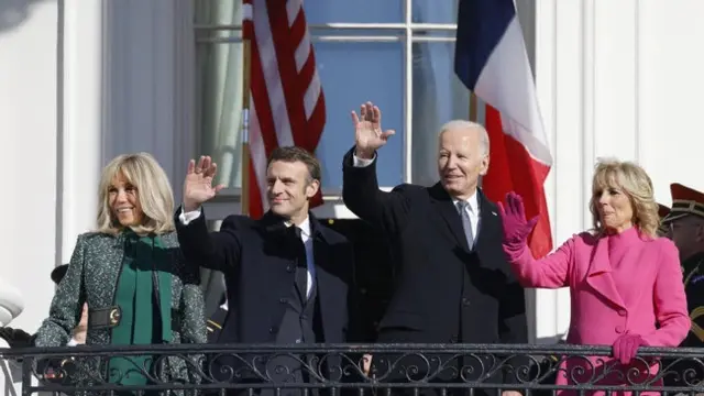 Presiden AS Joe Biden dan Ibu Negara Jill Biden menyambut Presiden Prancis Emmanuel Macron dan istrinya Brigitte Macron ke Gedung Putih di Washington, DC, pada 1 Desember 2022. (Foto: AFP/Ludovic Marin)