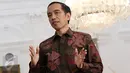 Presiden Jokowi berbincang selama Wawancara khusus di Istana Merdeka, Jakarta, Jumat (16/10/2015). Wawancara berhubungan dengan Pemerintahan Jokowi-JK genap berusia satu tahun pada 20 Oktober 2015 nanti. (Liputan6.com/Immanuel Antonius))