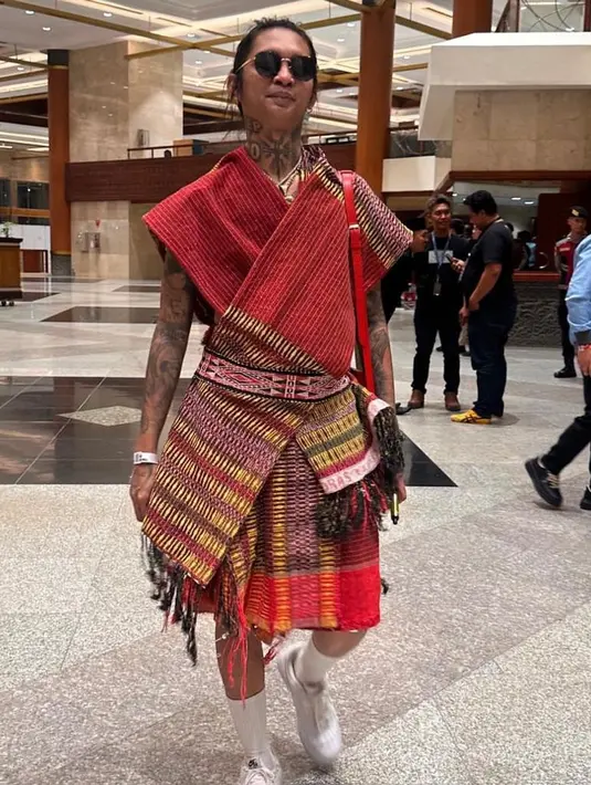 Rapper Young Lex terlihat hadir mendukung Mahfud MD mengenakan baju adat Batak berupa kain ulos merah. [@thariqhalilintar]