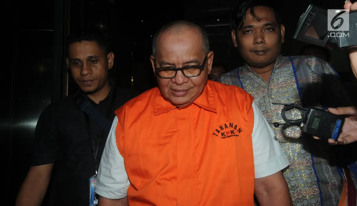 Sekretaris Daerah Kota Dumai, Muhammad Nasir seusai pemeriksaan di gedung KPK, Jakarta, Rabu (5/12). KPK menahan Nasir dalam kasus dugaan korupsi proyek peningkatan Jalan Batu Panjang, Pangkalan Nyirih di Kabupaten Bengkalis (Merdeka.com/Dwi Narwoko)
