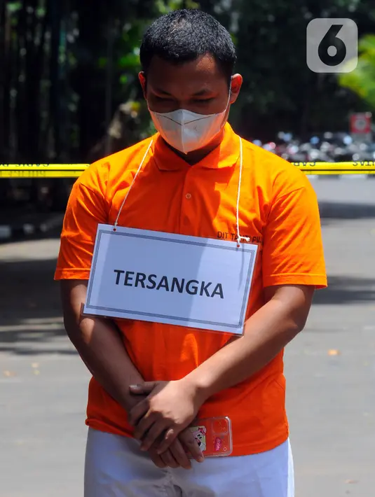 <p>Anggota Densus 88 Bripda Haris Sitanggang alias Bripda HS tertunduk saat menjalani rekonstruksi pembunuhan sopir taksi online Sony Rizal Taihitu (56) di lapangan Direktorat Reserse Kriminal Umum Polda Metro Jaya, Jakarta, Kamis (16/2/2023). Bripda HS menjalani 37 adegan sebagai rangkaian peristiwa pembunuhan Sony Rizal Taihitu di Jalan Nusantara Perumahan Bukit Cengkeh, Kelurahan Tugu Cimanggis, Depok, Jawa Barat. (merdeka.com/Imam Buhori)</p>