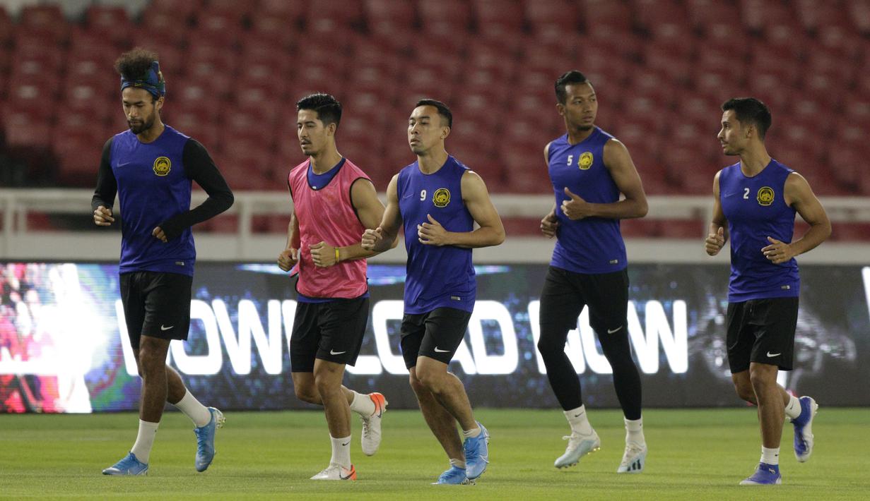 Pemain Timnas Malaysia saat latihan jelang laga kualifikasi Piala Dunia di SUGBK, Jakarta, Rabu (4/9). Malaysia akan berhadapan dengan Indonesia. (Bola.com/M Iqbal Ichsan)