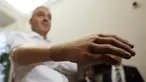 Marco Zambelli menunjukkan tangan prostetiknya dalam wawancara dengan Associated Press di Roma, 10 Mei 2018. Para peneliti Italia menciptakan tangan robot yang memungkinkan penggunanya menggenggam benda-benda secara lebih alami. (AP/Gregorio Borgia)