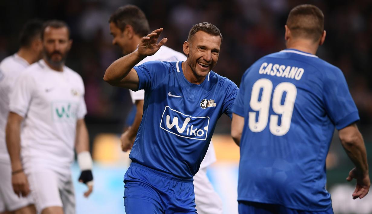 Mantan striker AC Milan, Andriy Shevchenko, tertawa pada laga Notte del Maestro di Stadion Giuseppe Meazza, Milan, Senin (21/5/2018). Laga ini merupakan seremoni gantung sepatu dari Andrea Pirlo. (AFP/Marco Bertorello)