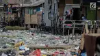 Suasana permukiman kumuh yang berdiri di atas tumpukan sampah di Kampung Bengek, Penjaringan, Jakarta Utara, Selasa (3/9/2019). Permukiman kumuh tersebut berdiri di atas rawa yang membeku karena timbunan sampah plastik, kasur bekas hingga limbah rumah tangga. (Liputan6.com/Faizal Fanani)