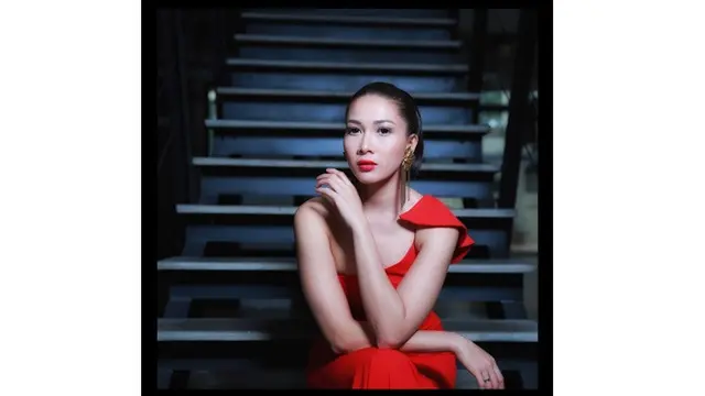 Biasa Natural, Ini 6 Potret Andrea Dian dengan Makeup Tebal