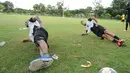 Dua pemain baru Sriwijaya FC, Titus Bonai (kiri) dan Raphael Maitimo terlihat berlatih ringan di Lapangan Soetasoma Halim Perdanakusuma, Jakarta (8/1/2015). (Liputan6.com/Helmi Fithriansyah)