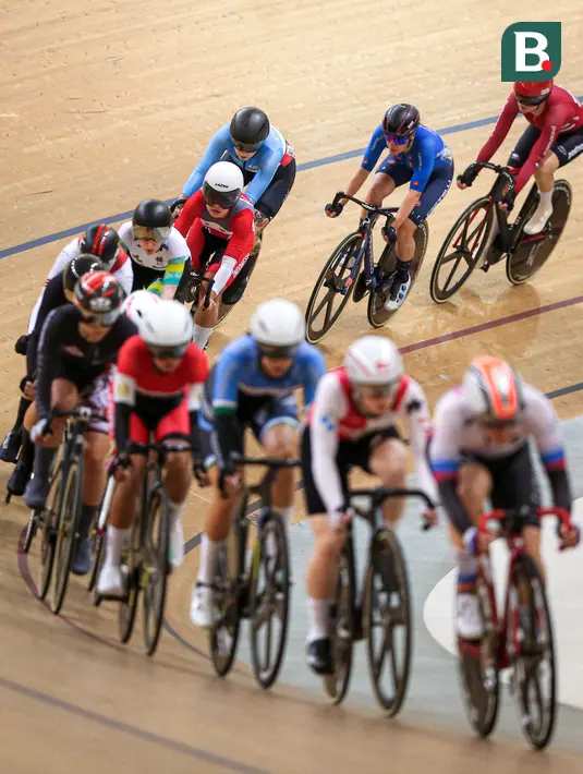 Pebalap Sepeda Indonesia, Ayustina Delia Priatna (atas kanan keempat) berkompetisi pada nomor omnium putri UCI Track Nations Cup 2023 di Jakarta International Velodrome, Rawamangun, Jakarta, Minggu (26/02/2023). (Bola.com/Bagaskara Lazuardi)