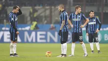 Reaksi kecewa beberapa pemain Inter Milan setelah takluk dari AC Milan dengan skor telak 0-3, pada laga lanjutan Serie A 2015-2016, di Stadion San Siro, Milan, Senin (1/2/2016) dini hari WIB. Inter Milan sedang menghadapi sindrom negatif usai rehat musim 