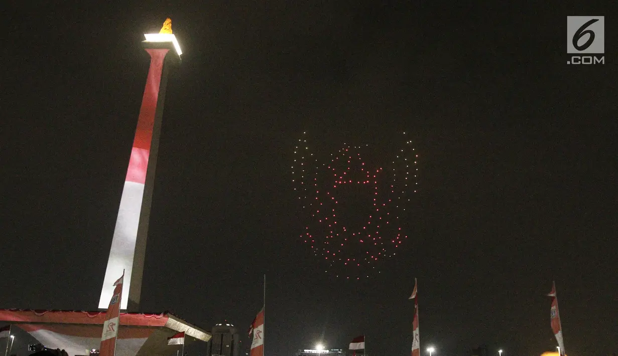 Atraksi 300 Drone membuat gambar Burung Garuda saat acara hitung mundur Asian Games 2018 di Monas, Jakarta, Jumat (18/8). Asian Games 2018 ini bertema Energy Of Asia (Liputan6.com/Herman Zakharia)