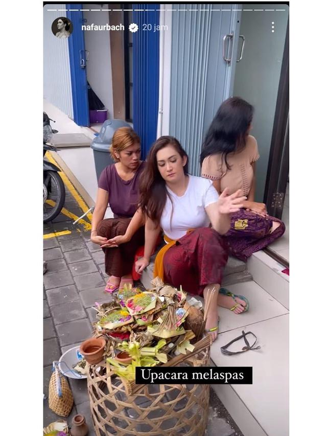 Buka Bisnis Baru di Bali, Ini 6 Potret Nafa Urbach saat Jalani Upacara Melaspas