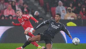 Gianluca Prestianni berebut bola dengan Jude Bellingham dalam laga Liga Champions antara Benfica vs Real Madrid di Lisbon, 29 Januari 2026. (AP Photo/Armando Franca)