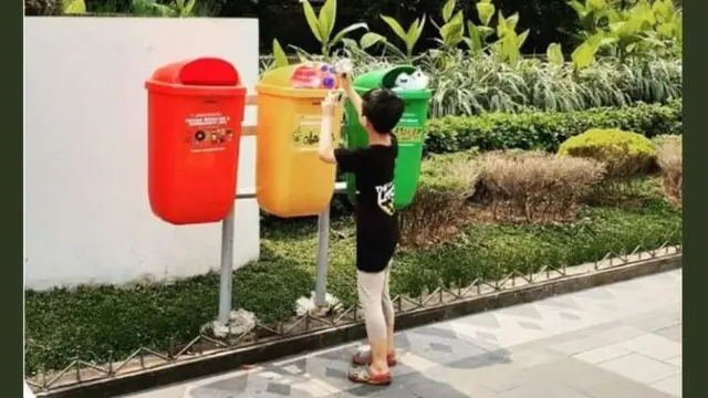 [Bintang] Nonton Asian Games 2018, Warga Jepang Punguti Sampah yang Dibuang Sembarangan